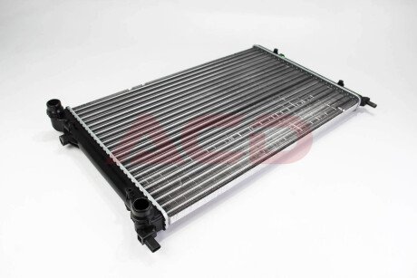 Радіатор води Caddy III 2.0SDI/1.4i/1.6i /Golf/Octavia (+/- AC) (650x398x26) BSG BSG 90-520-013