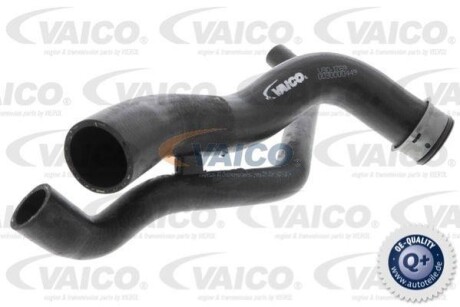 Патрубок радіатора (нижний) MB Sprinter 2.2/3.0CDI 06- справа VAICO V301769